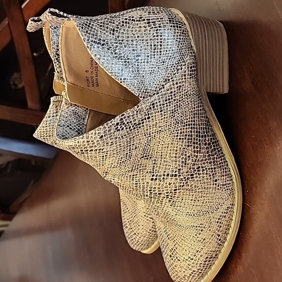 CORKYS Boutique Tan Snake Booties Sz 8 - Picture 2 of 7